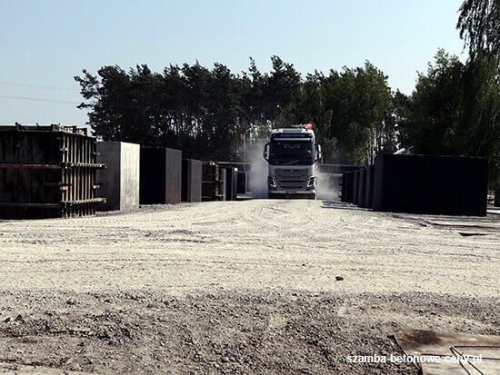 Szamba betonowe Bydgoszcz - załadunek zbiornika na transport